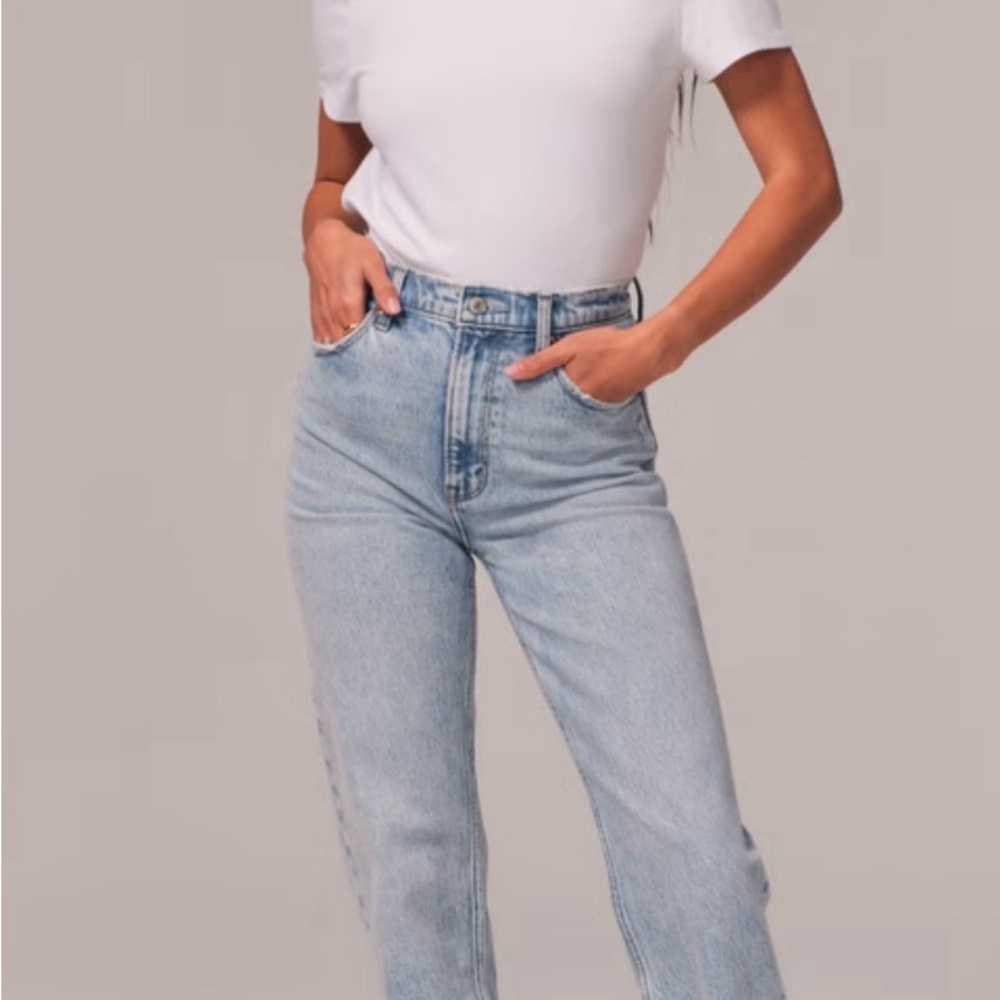 Abercrombie 90’s straight ultra high rise new with tags has slit at the ankle